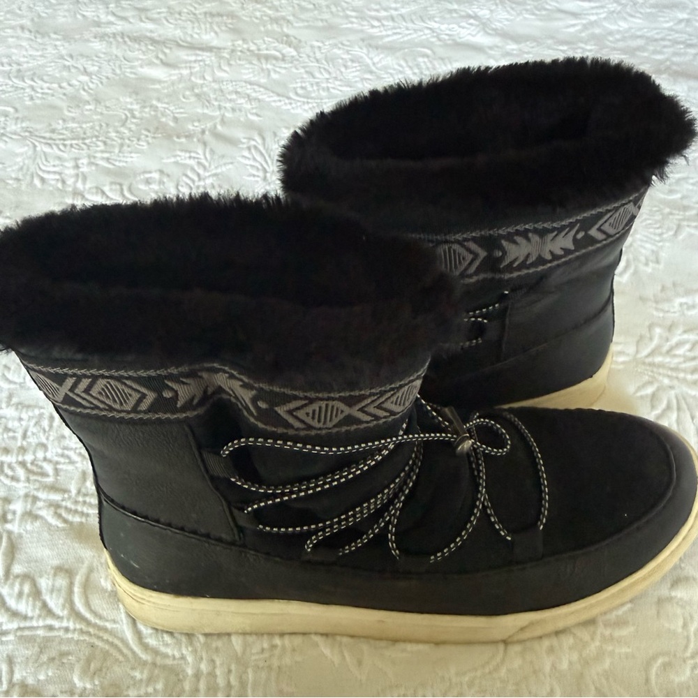 TOMS Alpine Black and Cream Winter Boots size 8.5